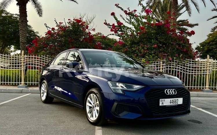 Blau Audi A3 zur Miete in Dubai