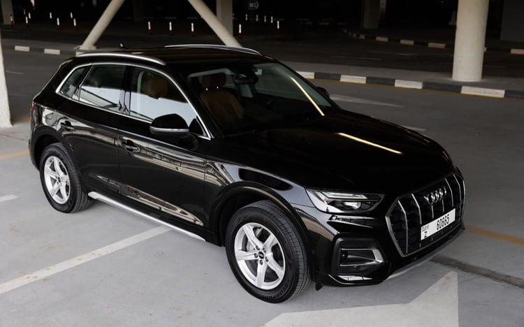 أسود Audi Q5  45 TFSI quattro للإيجار في دبي