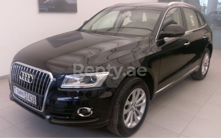 Negro Audi Q5 en alquiler en Abu-Dhabi