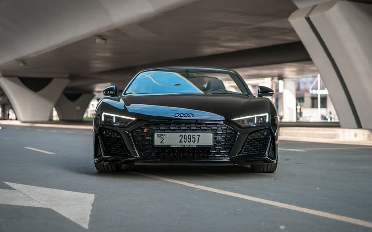 Schwarz Audi R8 V10 Spyder zur Miete in Sharjah 1