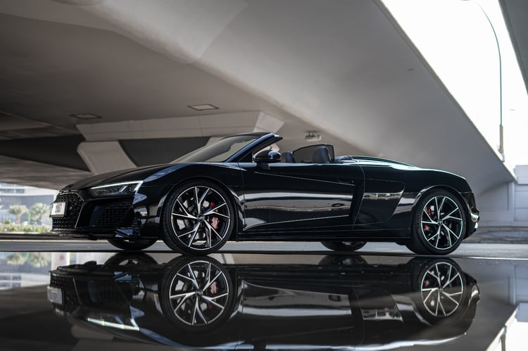 在阿布扎比租赁黑色 Audi R8 V10 Spyder 2