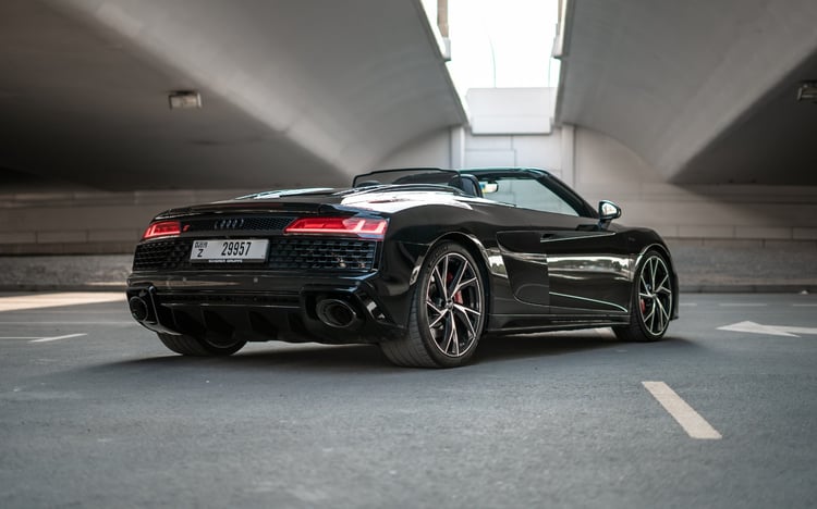 Черный Audi R8 V10 Spyder в аренду в Абу-Даби 3