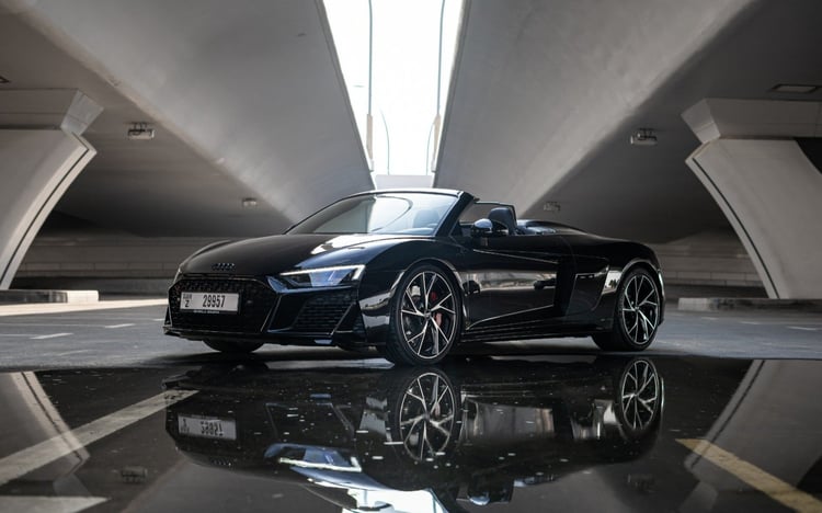 在迪拜租赁黑色 Audi R8 V10 Spyder