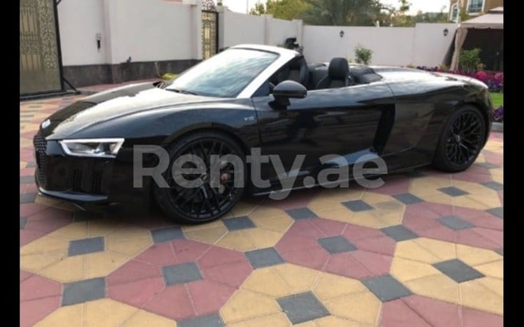 Noir Audi R8 Spider en location à Abu-Dhabi