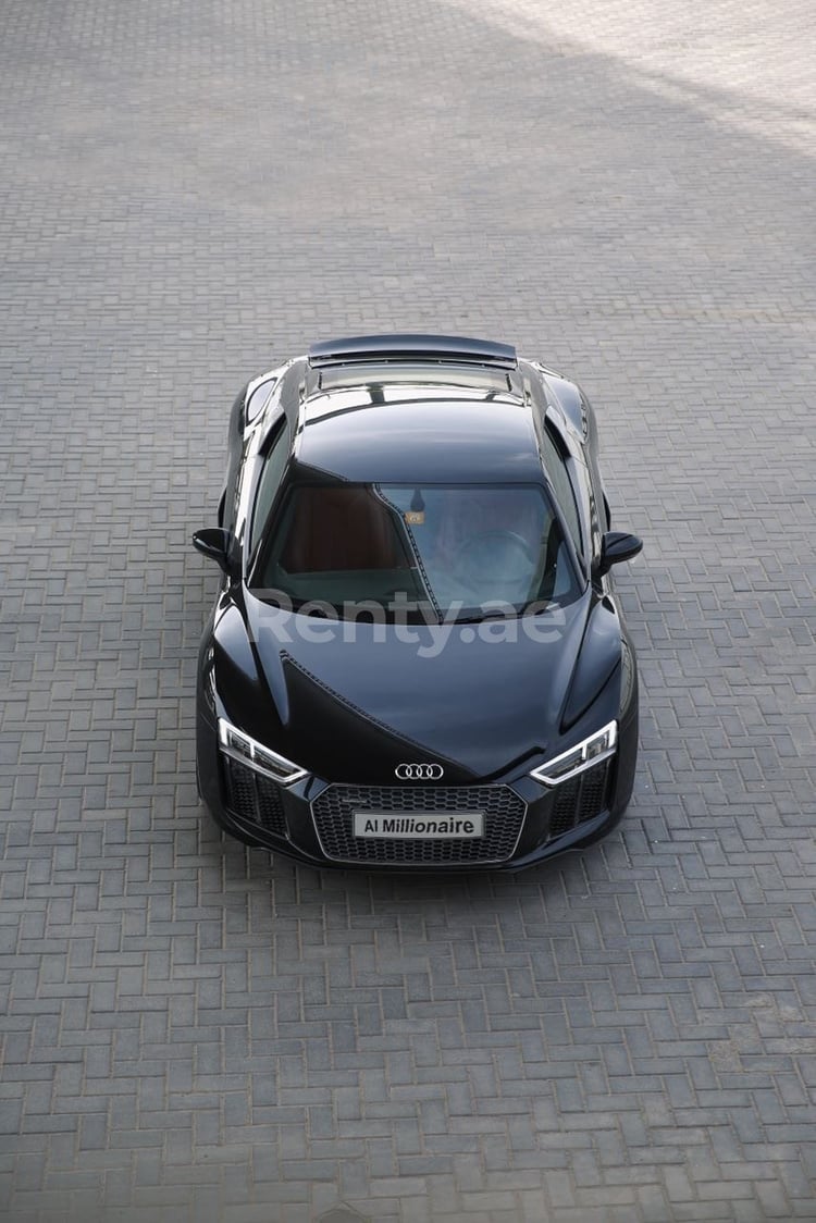 Negro Audi R8 V10 en alquiler en Abu-Dhabi 1