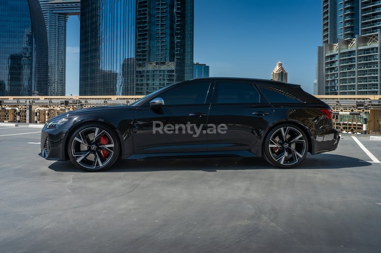 Negro Audi RS6 en alquiler en Sharjah 0