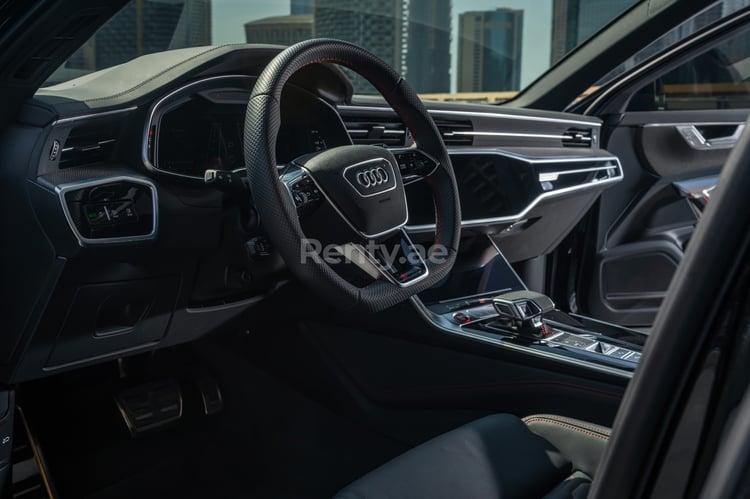 أسود Audi RS6 للإيجار في دبي 2