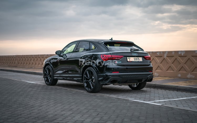 Schwarz Audi RSQ3 zur Miete in Dubai 2