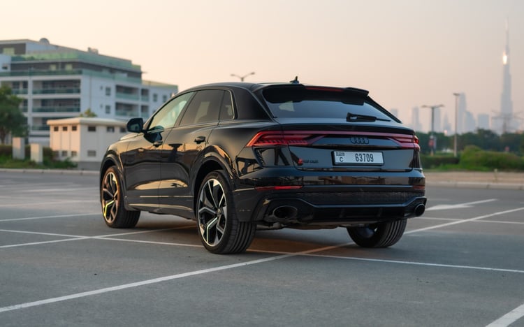 Schwarz Audi RSQ8 zur Miete in Abu-Dhabi 1