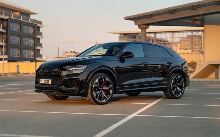 Schwarz Audi RSQ8 zur Miete in Abu-Dhabi