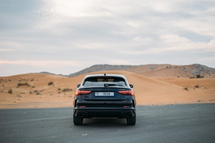 Schwarz Audi RSQ3 zur Miete in Sharjah 1