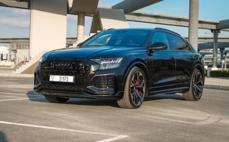 أسود Audi RSQ8 للإيجار في الشارقة