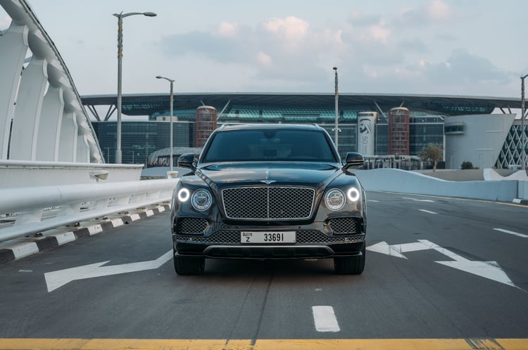 Negro Bentley Bentayga en alquiler en Sharjah 0