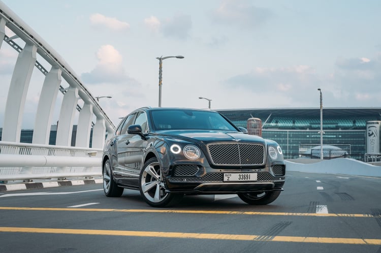 Negro Bentley Bentayga en alquiler en Dubai 3