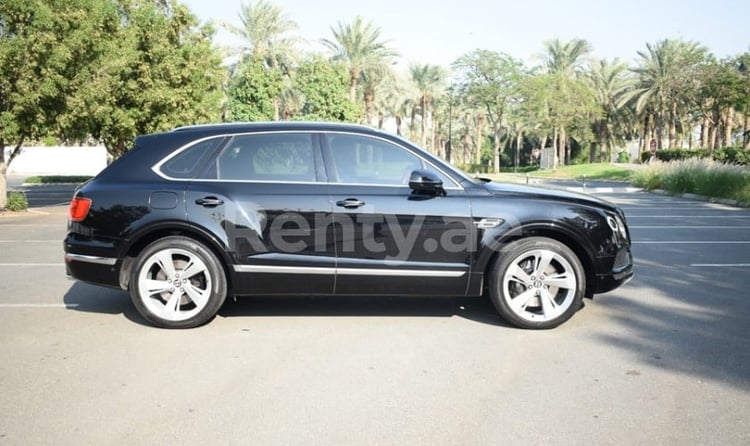 أسود Bentley Bentayga للإيجار في الشارقة 0