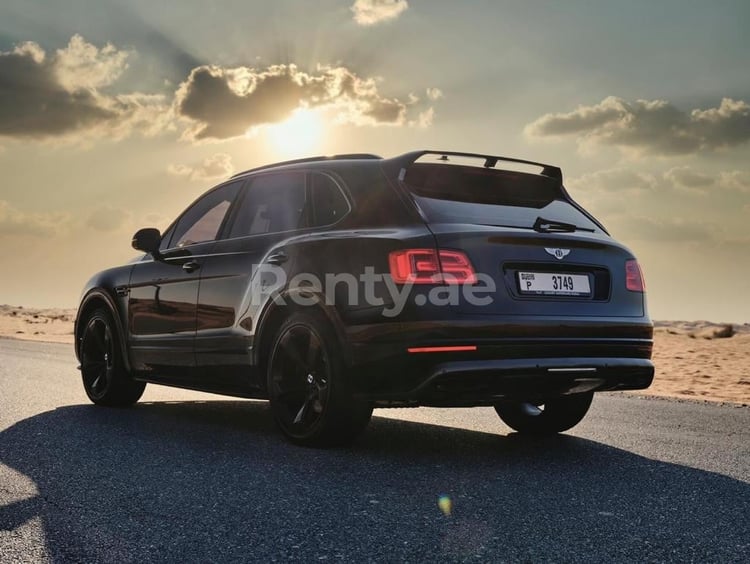 أسود Bentley Bentayga للإيجار في دبي 2