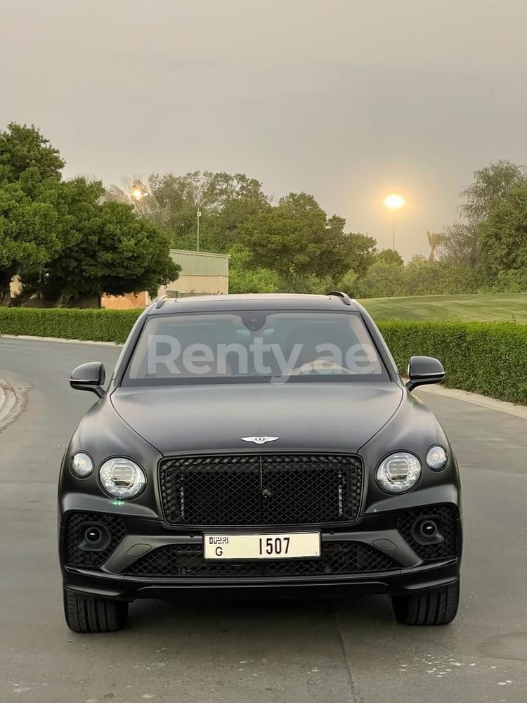 Черный Bentley Bentayga в аренду в Дубай 0