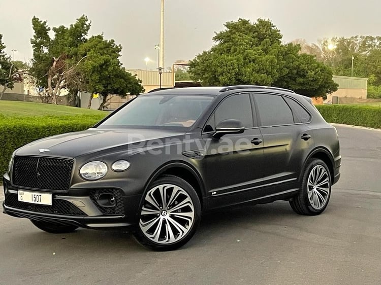 Schwarz Bentley Bentayga zur Miete in Sharjah 2