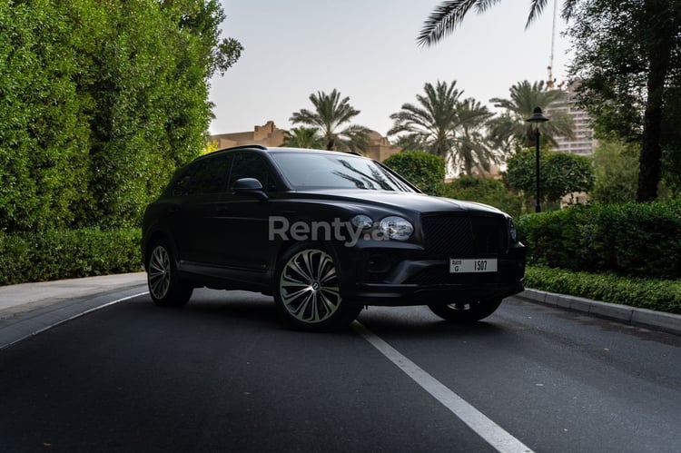 Noir Bentley Bentayga en location à Dubai 0