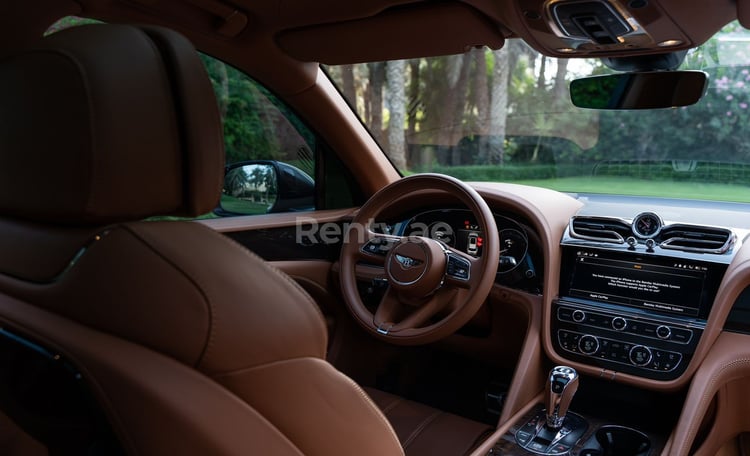 Negro Bentley Bentayga en alquiler en Dubai 3