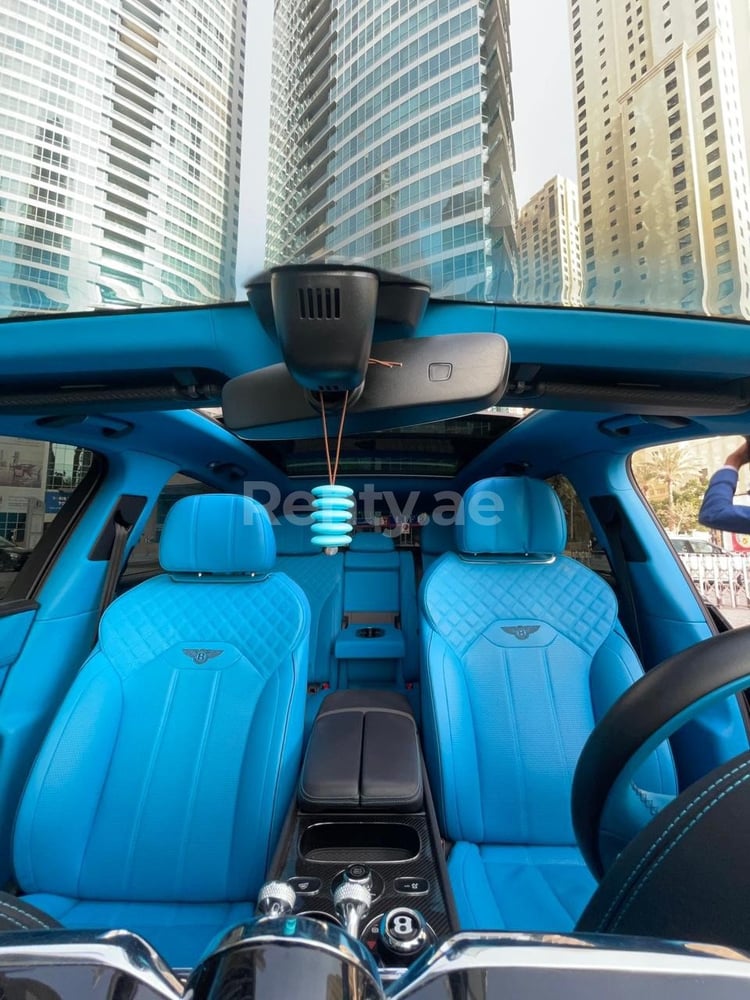 Nero Bentley Bentayga in affitto a Abu-Dhabi 3