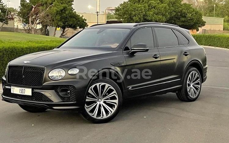 أسود Bentley Bentayga للإيجار في دبي