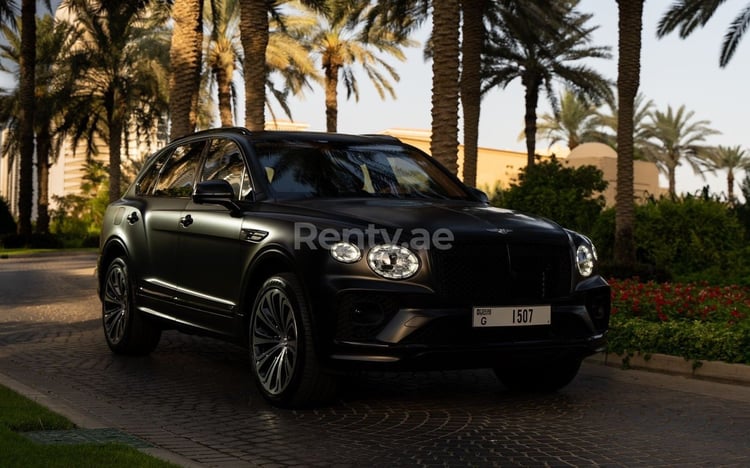 Negro Bentley Bentayga en alquiler en Dubai