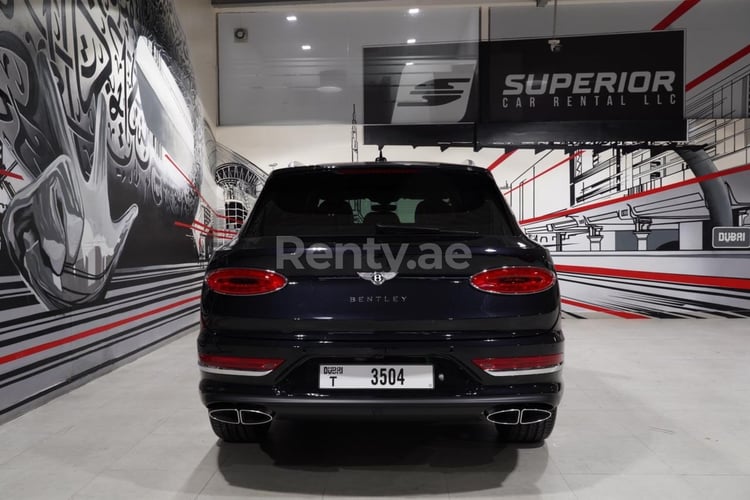 Negro Bentley Bentayga en alquiler en Dubai 6