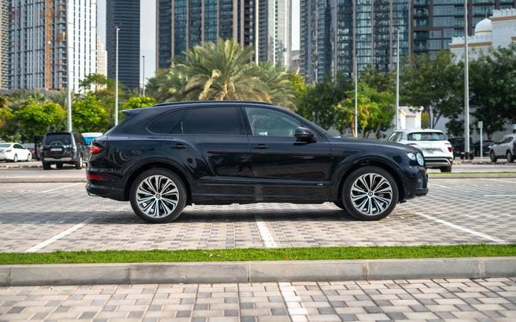 Negro Bentley Bentayga en alquiler en Dubai 1