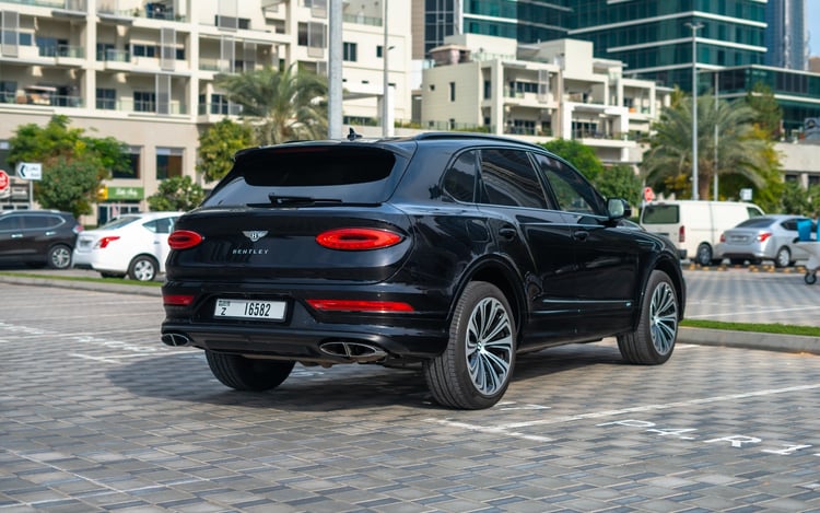 Negro Bentley Bentayga en alquiler en Abu-Dhabi 2