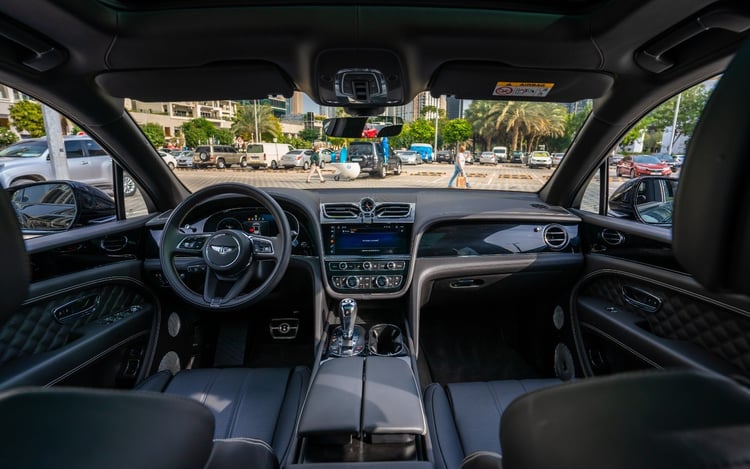 Negro Bentley Bentayga en alquiler en Sharjah 4