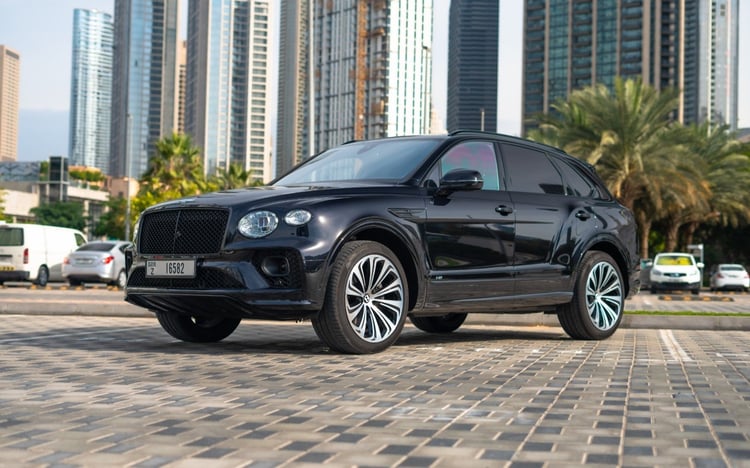 Noir Bentley Bentayga en location à Abu-Dhabi