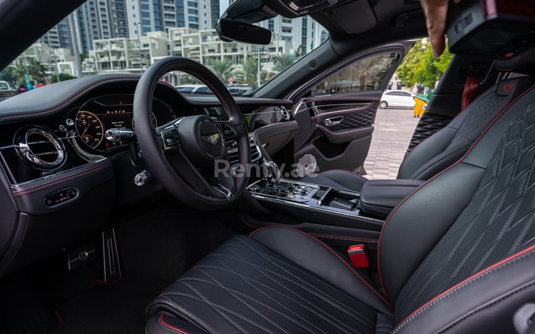 Negro Bentley Flying Spur en alquiler en Abu-Dhabi 2