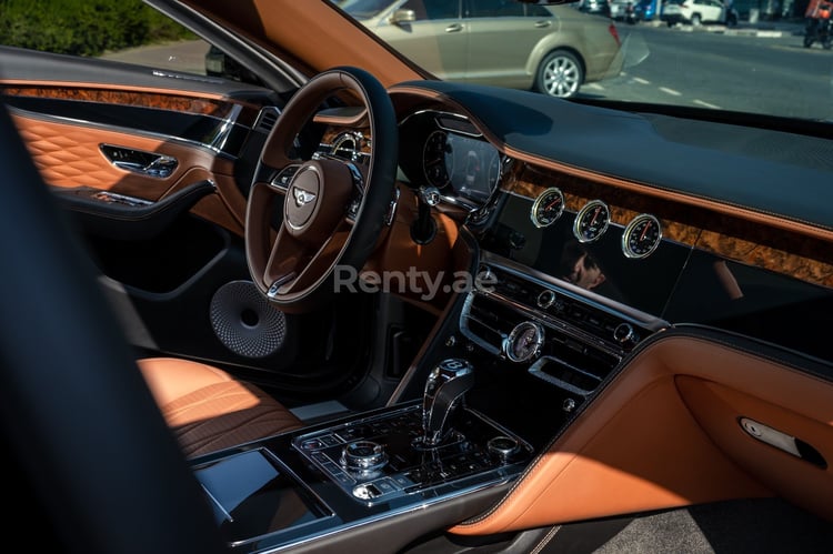 Noir Bentley Flying Spur en location à Dubai 2