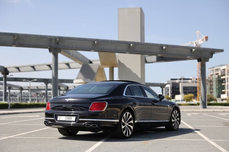 Schwarz Bentley Flying Spur zur Miete in Dubai 2