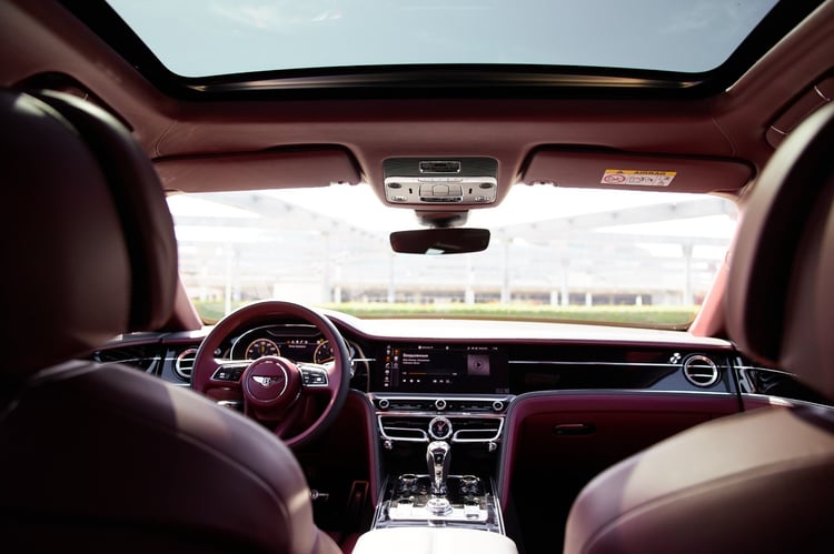 Negro Bentley Flying Spur en alquiler en Dubai 5