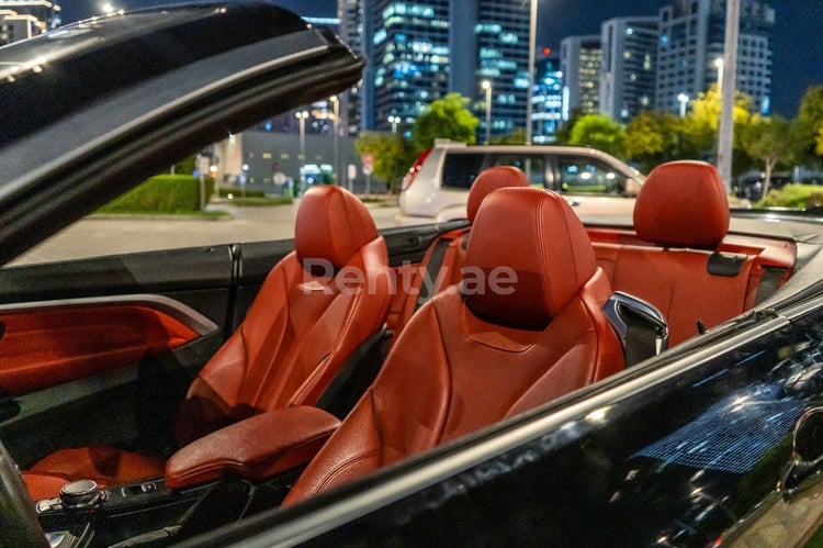 Negro BMW 4 Series en alquiler en Sharjah 4