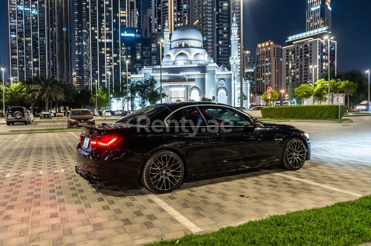 Noir BMW 4 Series en location à Dubai 5