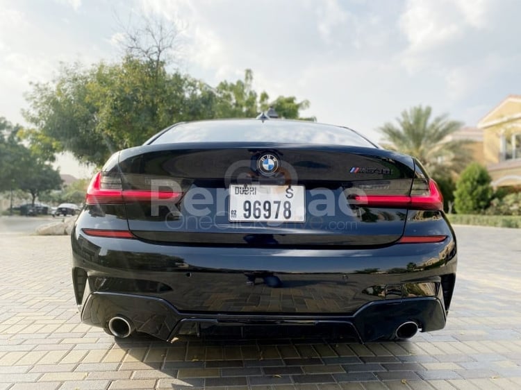 Schwarz BMW 3 Series zur Miete in Abu-Dhabi 2