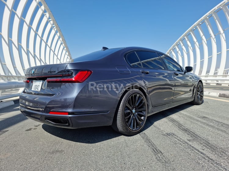 اللون الرمادي BMW 7 Series للإيجار في دبي 2