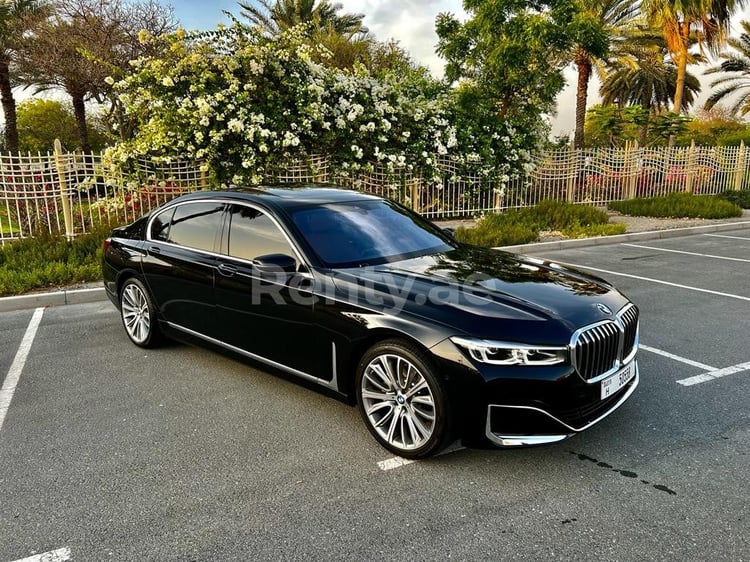 在阿布扎比租赁黑色 BMW 730 1