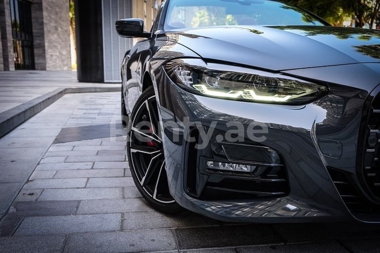 Gris Oscuro BMW 430i cabrio en alquiler en Abu-Dhabi 3