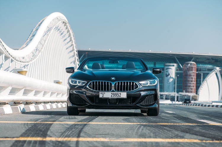 Negro BMW 840i cabrio en alquiler en Sharjah 2