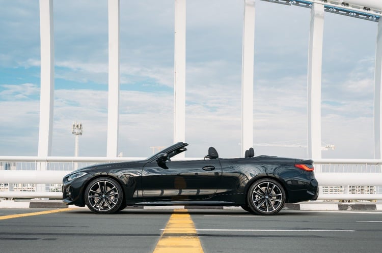 Noir BMW 430i cabrio en location à Dubai 1