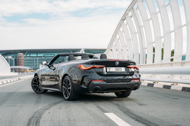 Negro BMW 430i cabrio en alquiler en Dubai 2