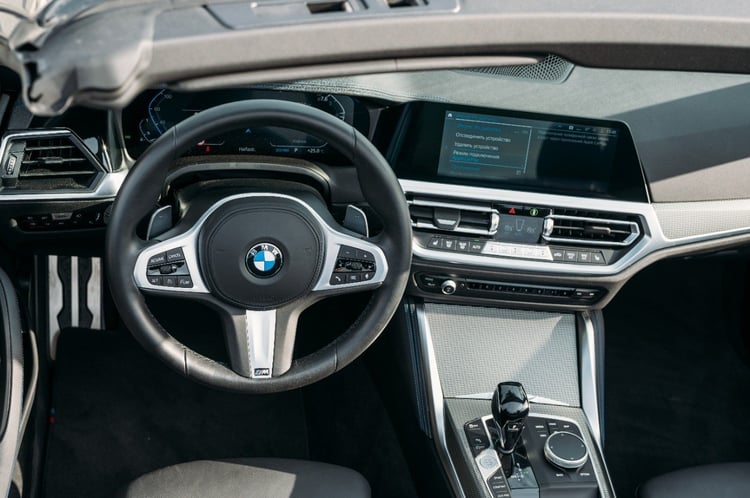 Schwarz BMW 430i cabrio zur Miete in Dubai 3