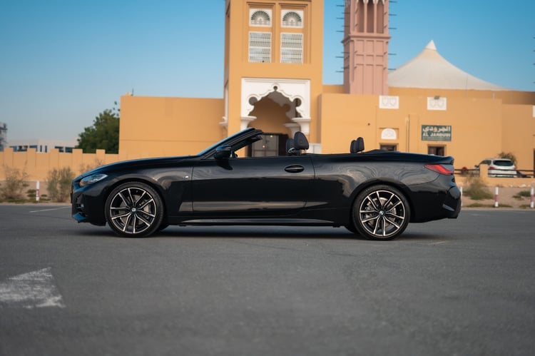 Noir BMW 430i cabrio en location à Abu-Dhabi 1