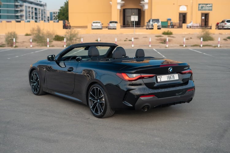 Noir BMW 430i cabrio en location à Abu-Dhabi 2