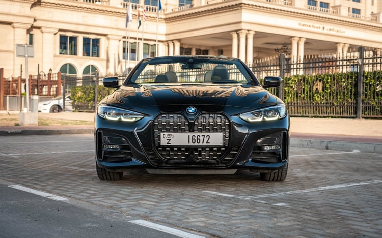 Negro BMW 430i cabrio en alquiler en Sharjah 0