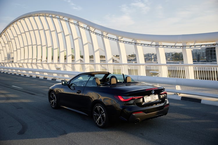 Schwarz BMW 430i cabrio zur Miete in Dubai 2